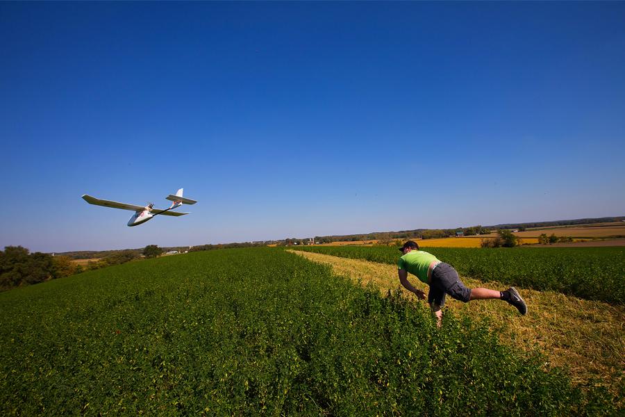一名学生将一架GIS无人机扔向空中.
