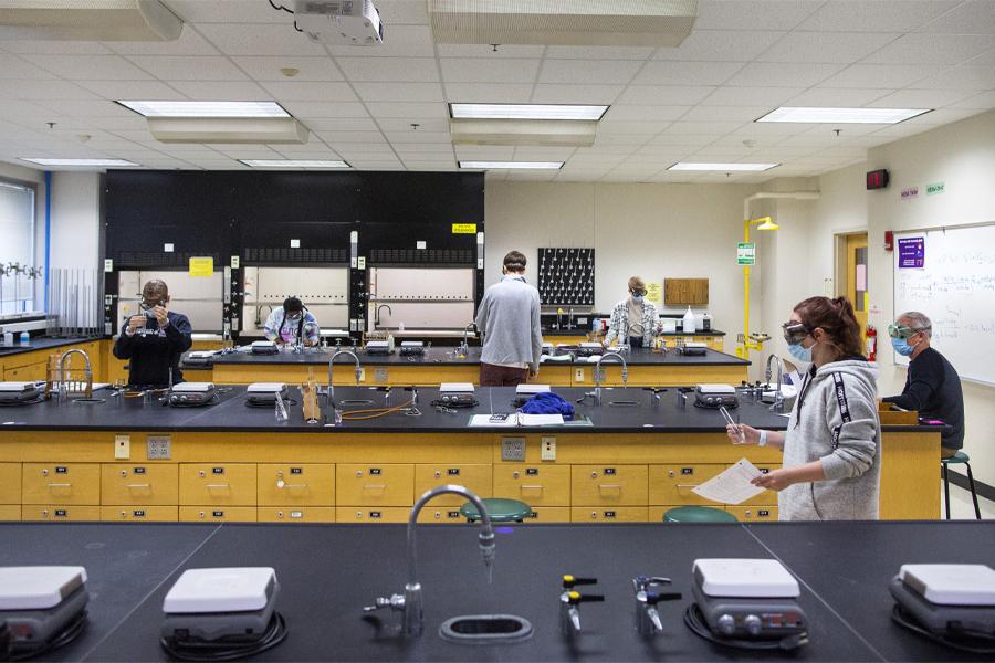 Students work in a science lab.