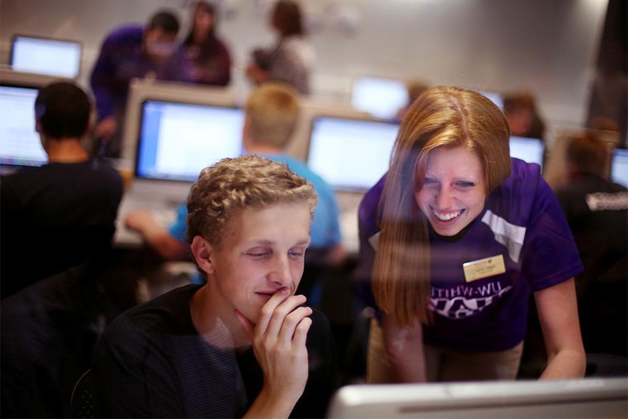  威斯康辛大学白水分校的学生们一起在电脑前工作.