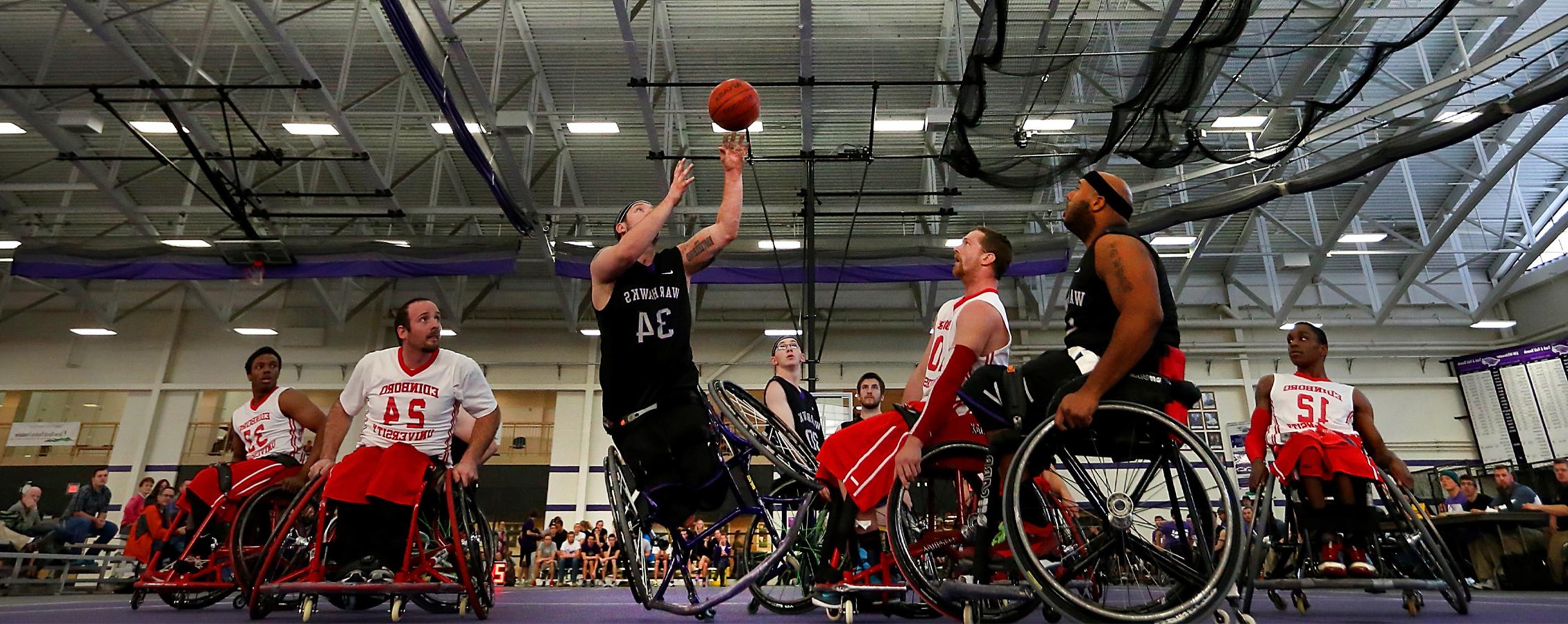 一名战鹰男子轮椅篮球运动员正在投篮.
