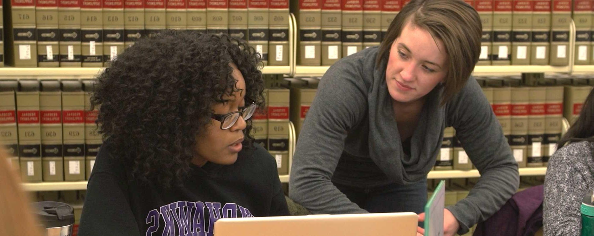 两个学生在图书馆学习.