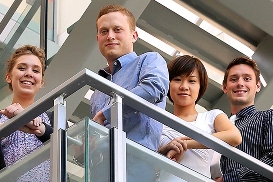 图片:4名研究生在阳台上摆姿势.