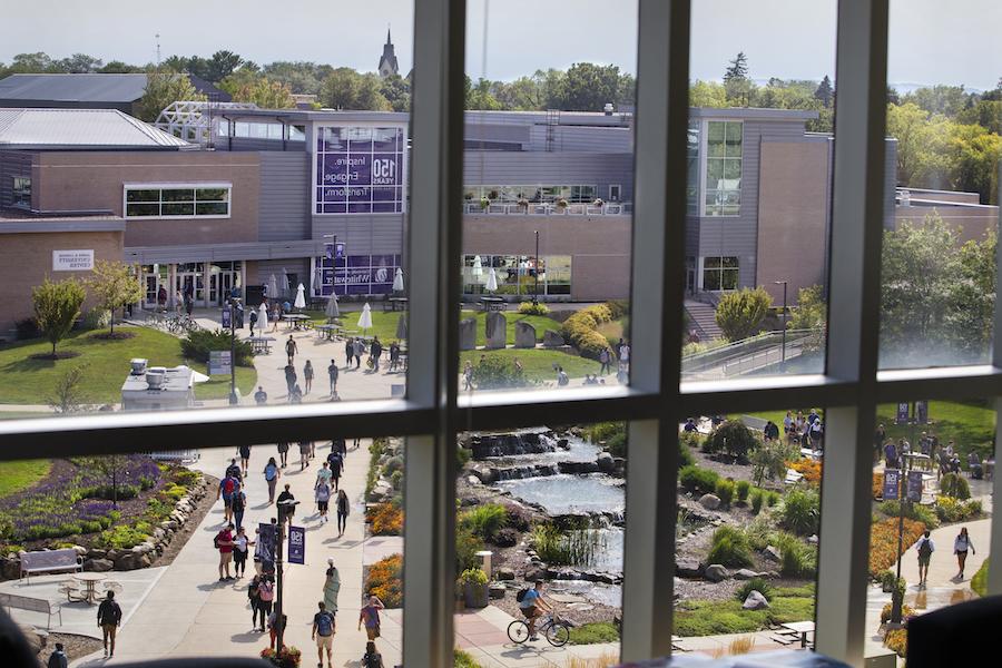 当学生们去上课时，可以俯瞰大学中心